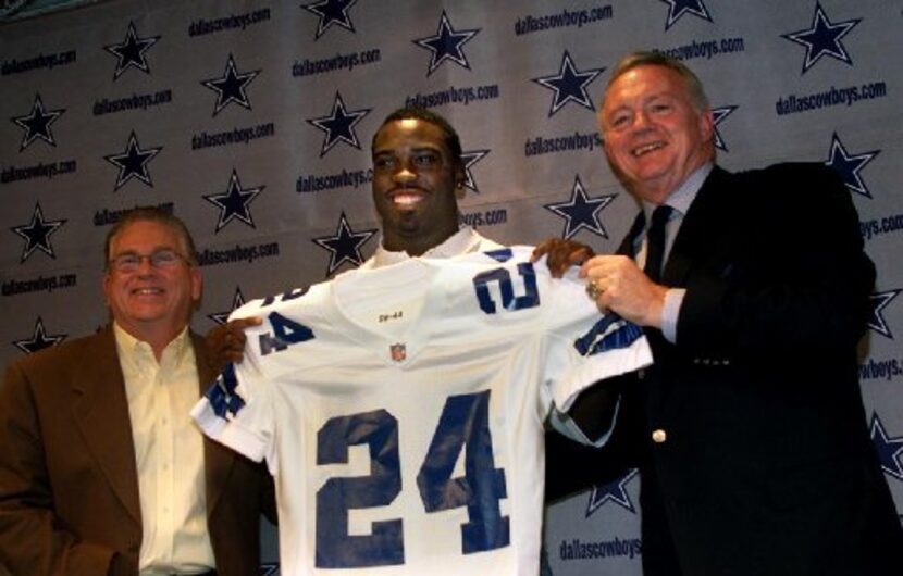 Dallas Cowboys head coach Dave Campo, left, and owner Jerry Jones, right, pose with new...