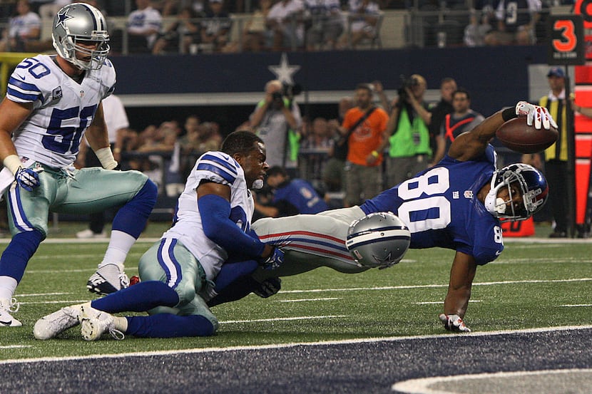 New York Giants wide receiver Victor Cruz (80) stretches for the end zone past Dallas...