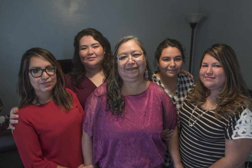 Elia Rosas (centro), junto a sus cuatro hijas, dos de ellas, Girsea (izq.) y GreisaMartínez...