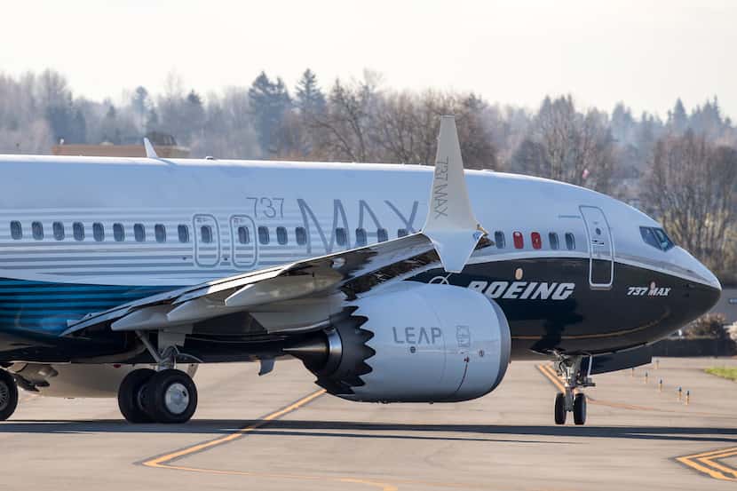 Una nave Boeing 737 Max 7 sale de la fábrica en Renton, Washington, en 2018.