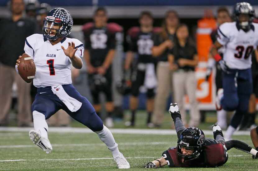 Allen quarterback Kyler Murray (1) breaks free on a long first-quarter run during the Allen...