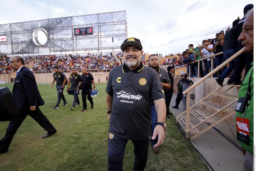Hace unos días, medios argentinos establecieron que Diego Armando Maradona (centro) estaba...