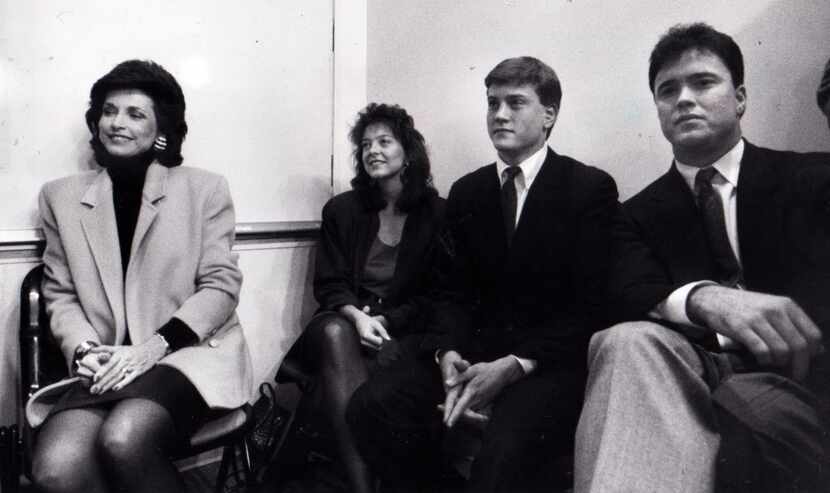 Archivo de 1989. la familia de Jerry Jones: su esposa Gene, su hija Charlotte, y sus hijos...