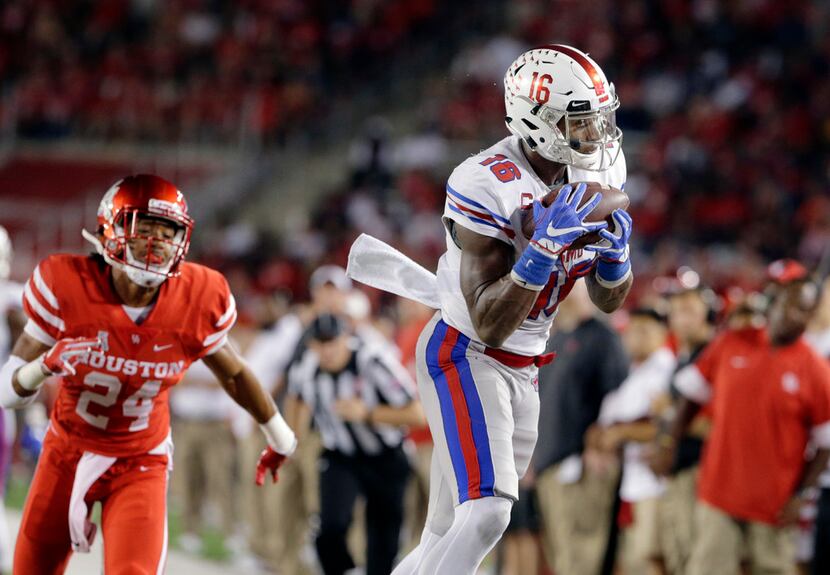 Houston Cougars cornerback Jeremy Winchester (24) watches Southern Methodist Mustangs wide...