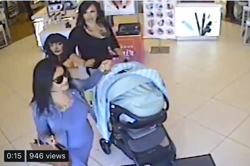 Las mujeres usaron la carriola para robar dos veces en la misma tienda en Arlington.
