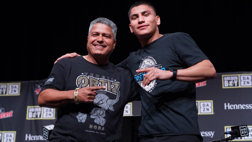 Vergil Ortiz junto a su entrenador Roberto García durante su conferencia de prensa el jueves...