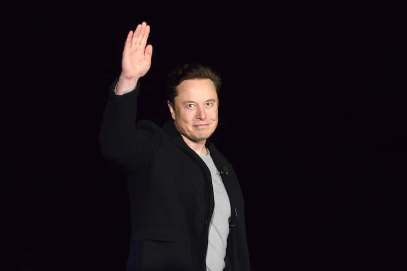 El presidente ejecutivo de SpaceX, Elon Musk, saluda en una presentación de resultados en el...