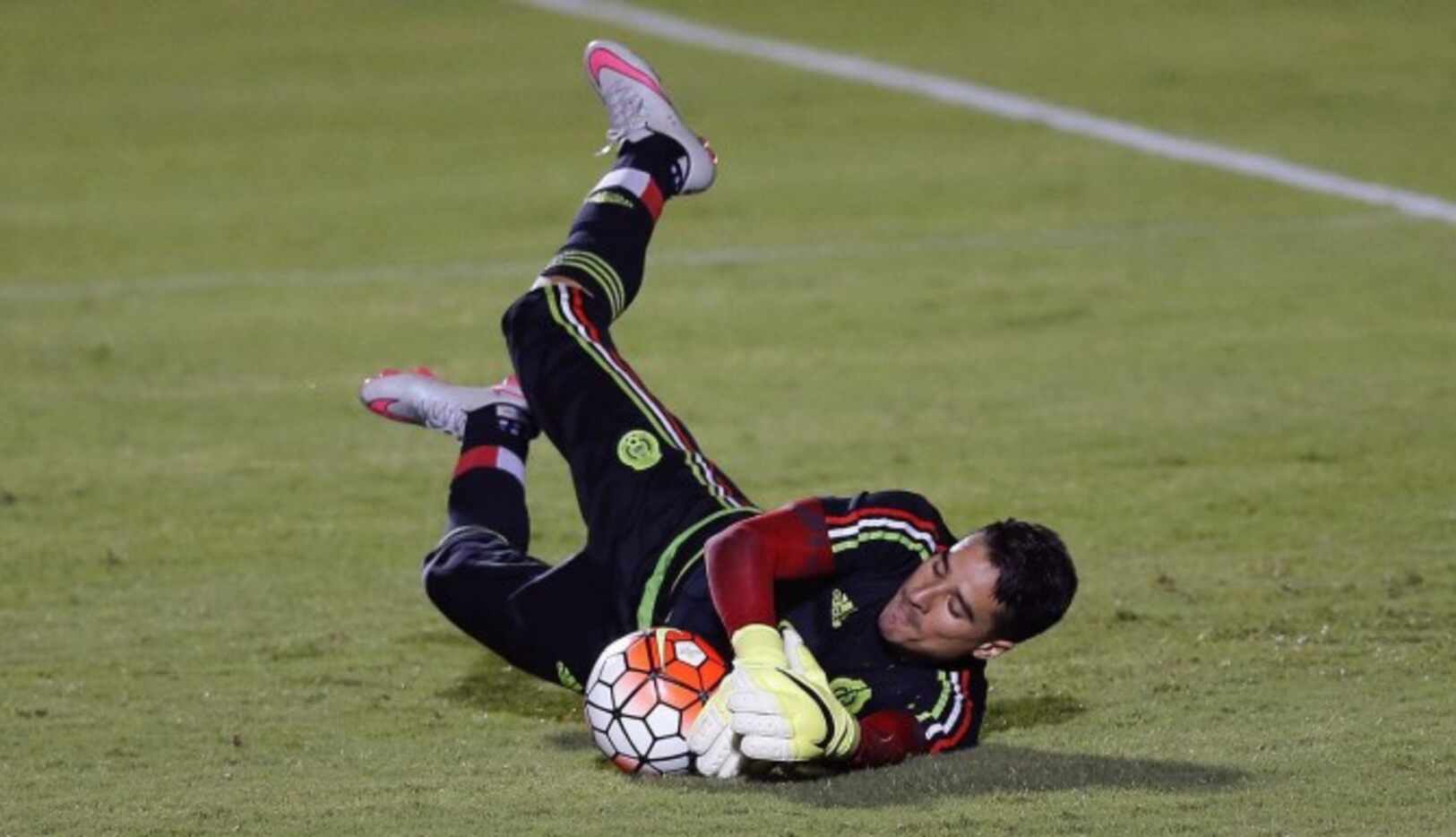Guillermo Ochoa es parte de una lista de 32 jugadores de la selección de México. (AP/JOHN...