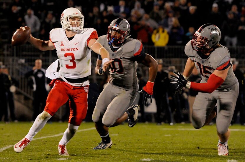 Connecticut linebackers Cameron Stapleton (10) and Luke Carrezola (15) chase Houston...