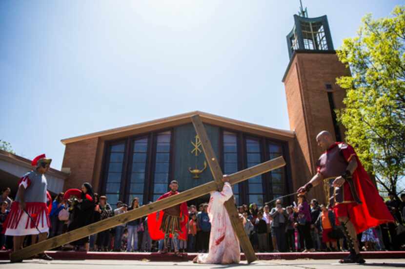 Una recreación del viacrucis en la iglesia Santa Mónica en Dallas hace dos años. El ritual...
