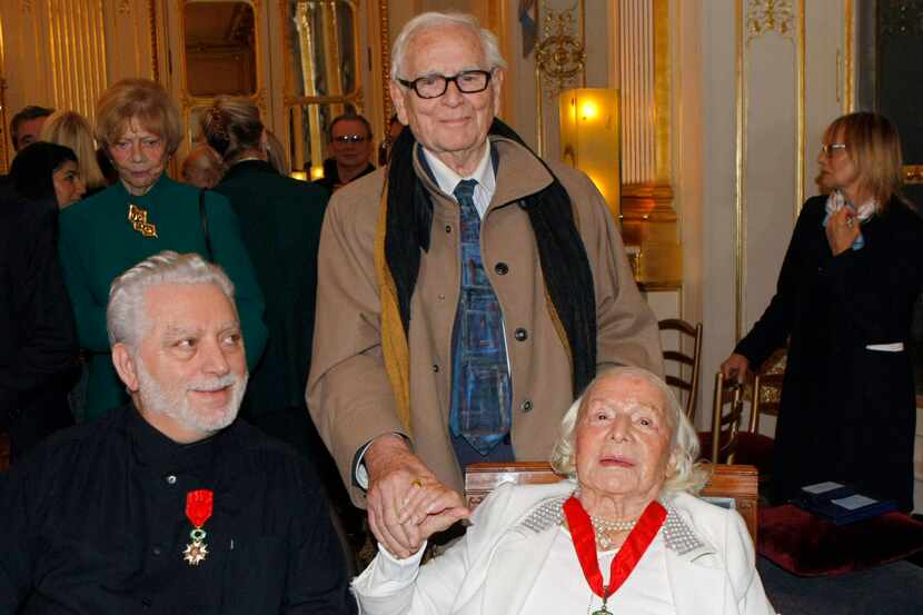 Paco Rabanne (izq.) junto a Pierre Cardin (centro) y Marie-Louise Carven-Grog en una foto de...