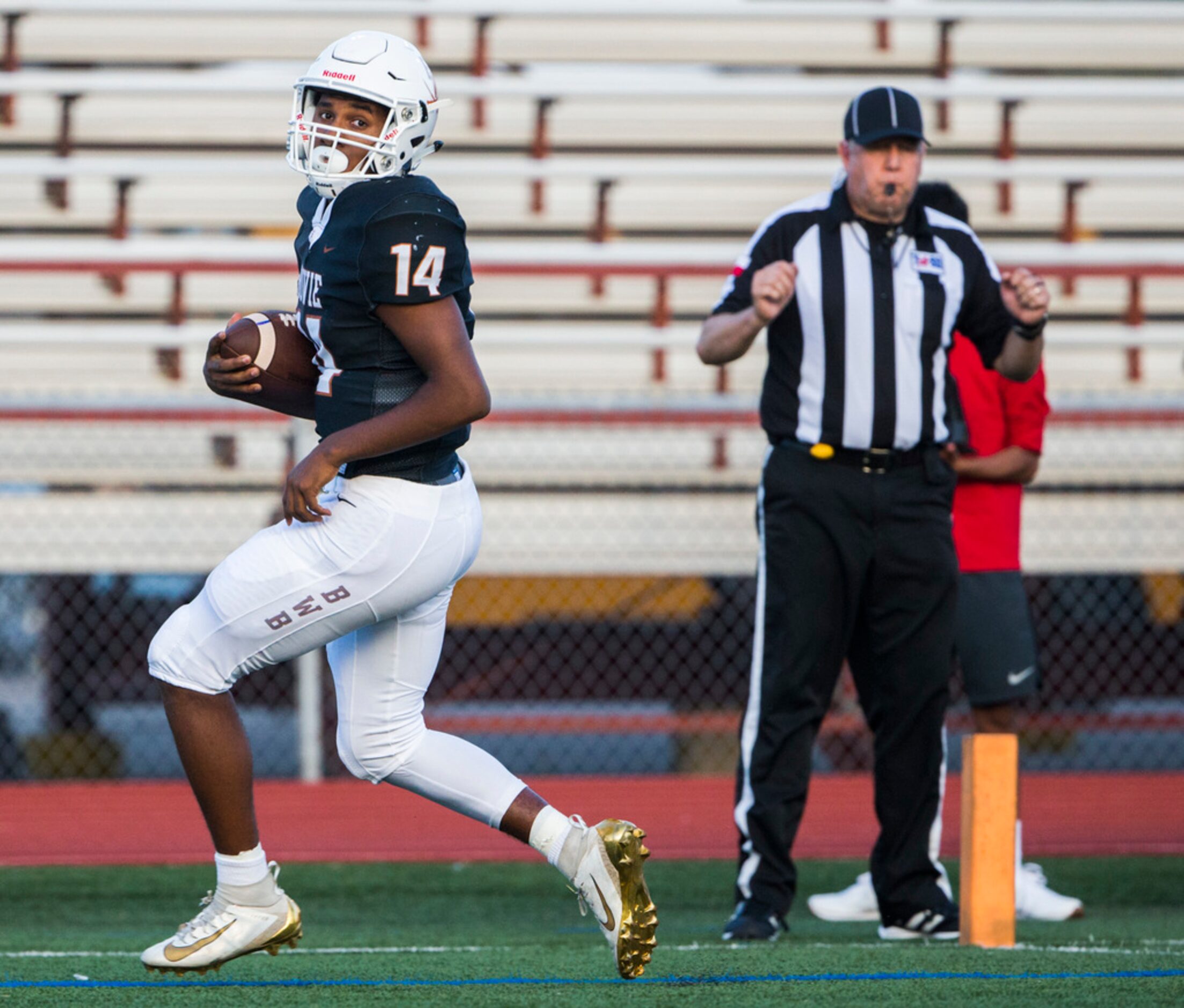 Arlington Bowie quarterback Drevvon Ponder (14) runs in for a touchdown during the first...