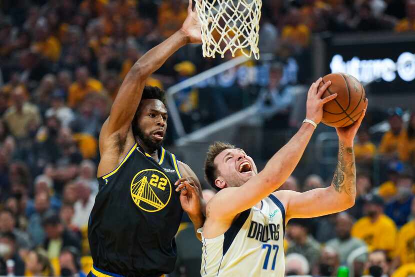 Dallas Mavericks guard Luka Doncic (77) drives to the basket past Golden State Warriors...