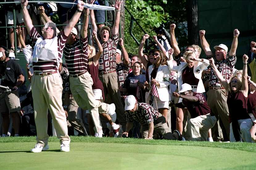 ORG XMIT: *S0424281493* 26 Sep 1999:  The American players and wives celebrate after Justin...