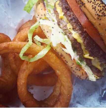 A Keller's #5 burger with onion rings. (Marc Ramirez/Staff)