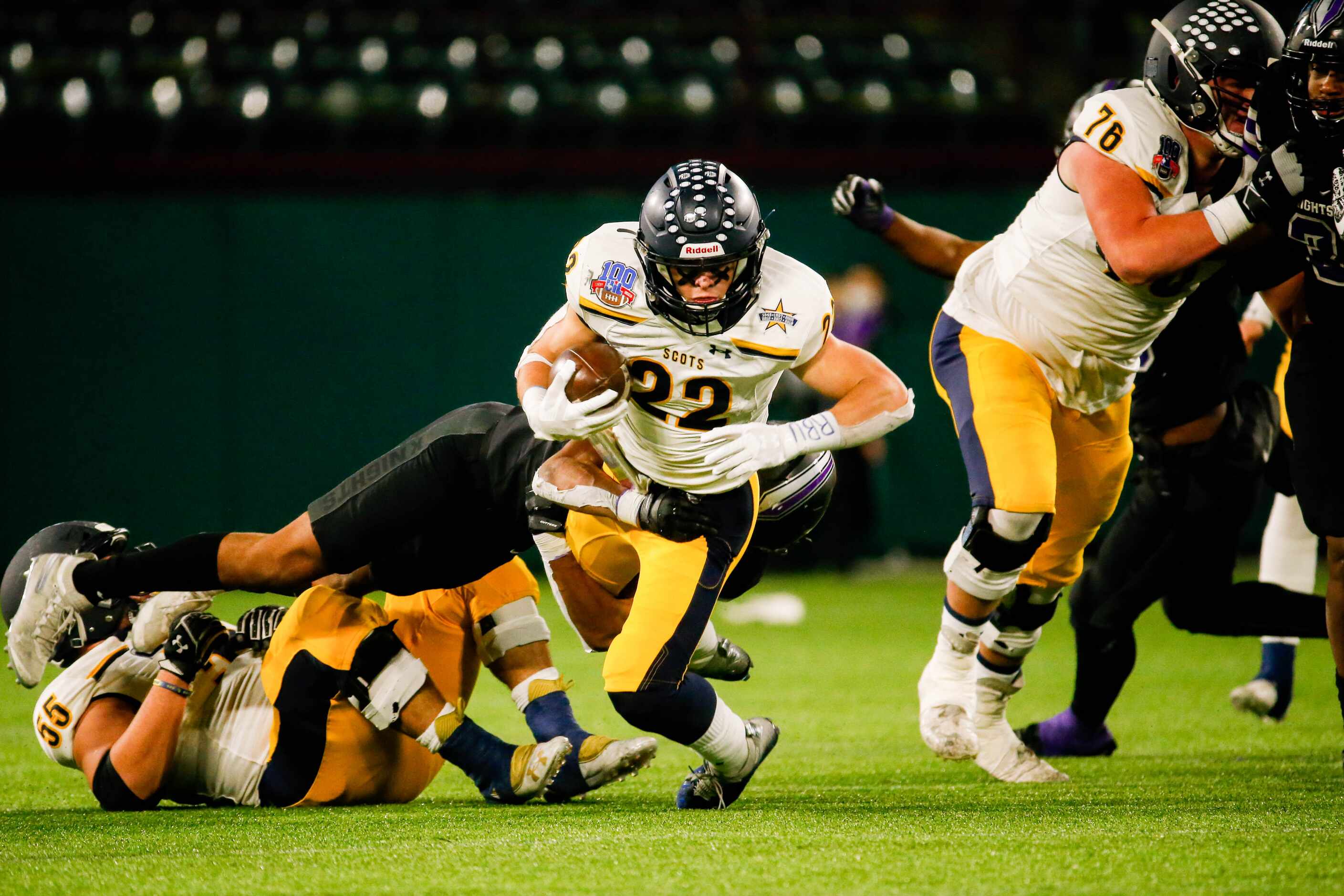 Highland Park's Brooks Bond (22) runs the ball in the second half of a Class 5A Division I...