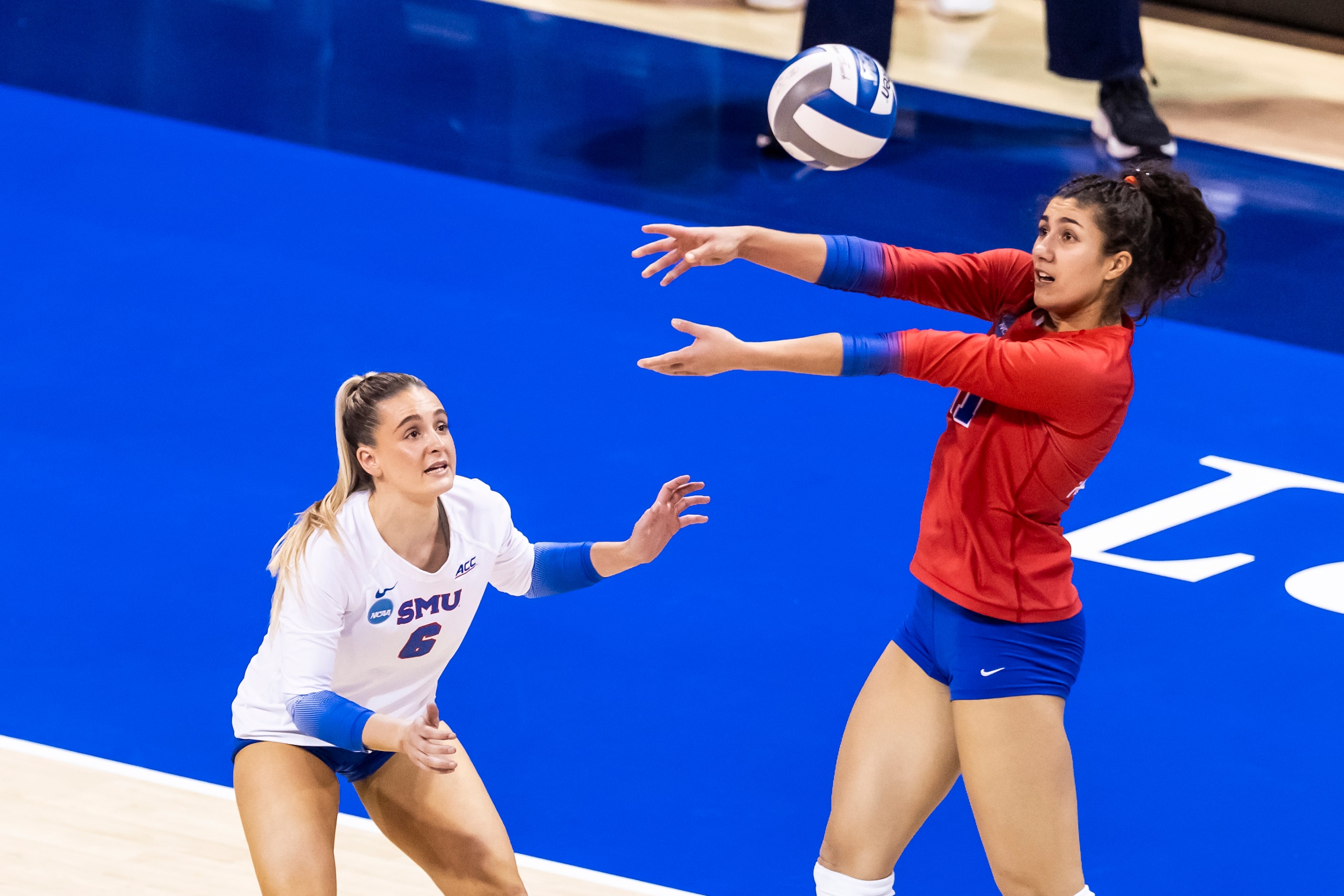 SMU’s Brooke Frazier (6) looks on as Maya Tabron (31) digs the ball during an NCAA college...