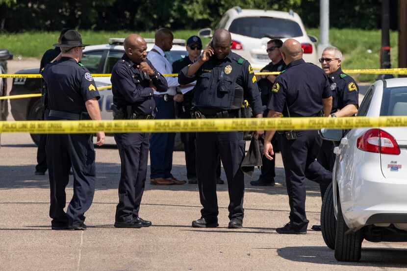 Agentes de la policía de Dallas en la escena del apuñalamiento sobre la cuadra 2900 de...
