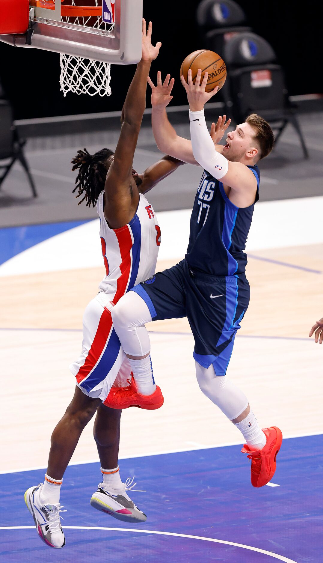 Dallas Mavericks guard Luka Doncic (77) drives the lane for a first quarter layup against...