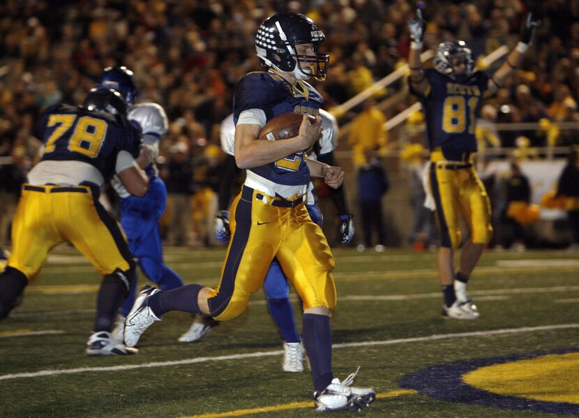 ORG XMIT: *S19210689* 11/16/2007 -- Highland Park's Michael Thatcher (24) runs in a...