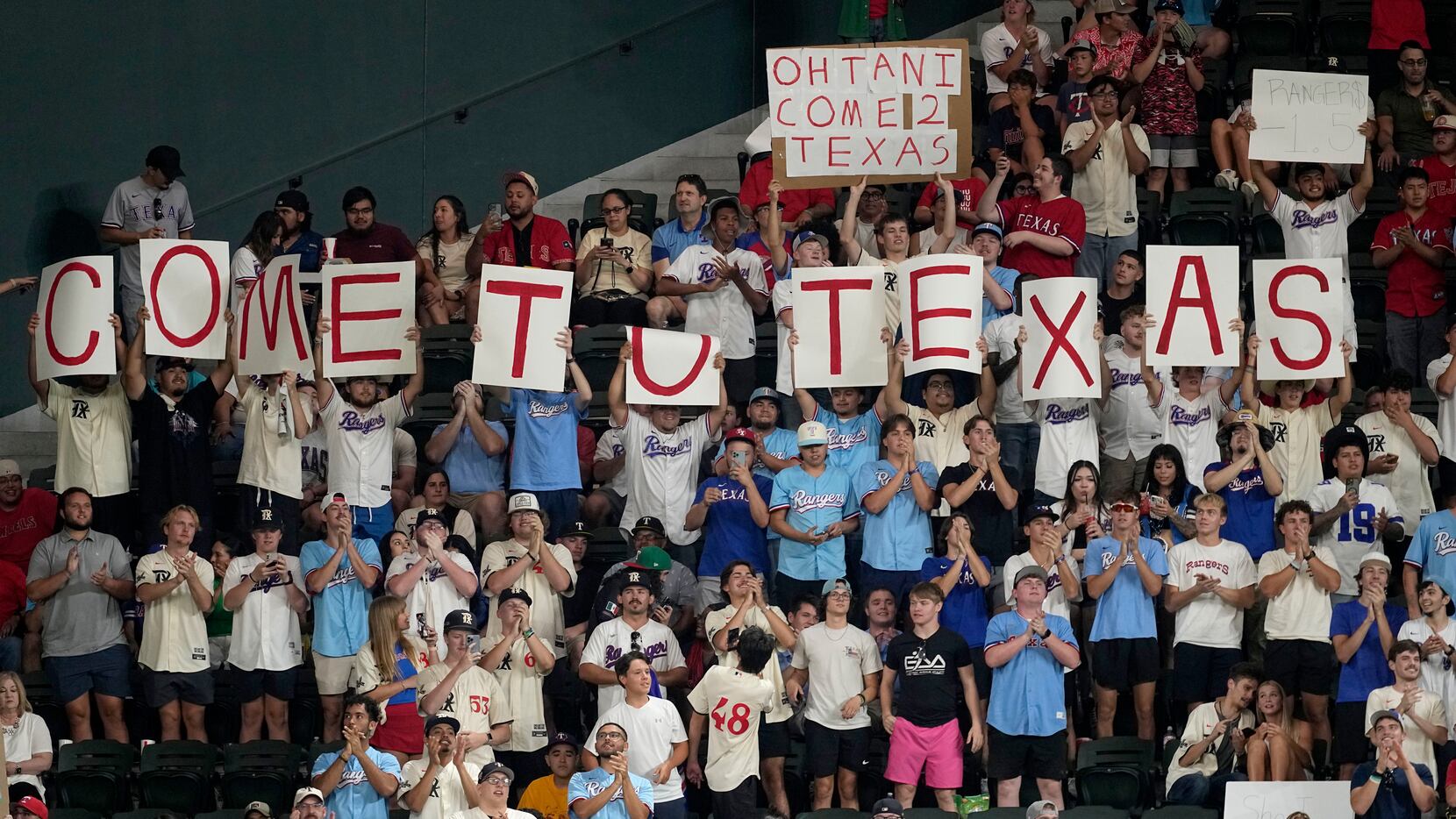 MLB playoffs: Best fan signs and celebrations
