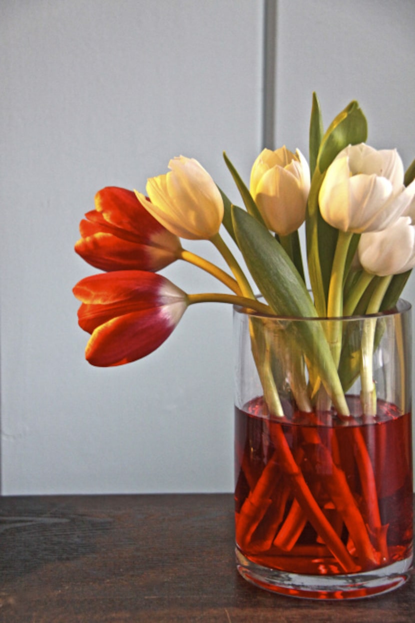  Add food coloring to water in a clear glass vase to ramp up the presentation.