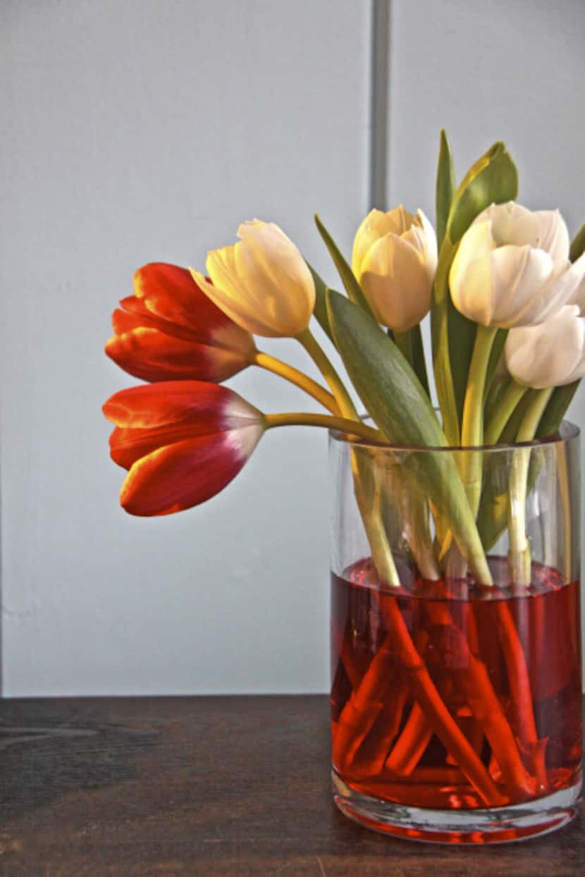  Add food coloring to water in a clear glass vase to ramp up the presentation.