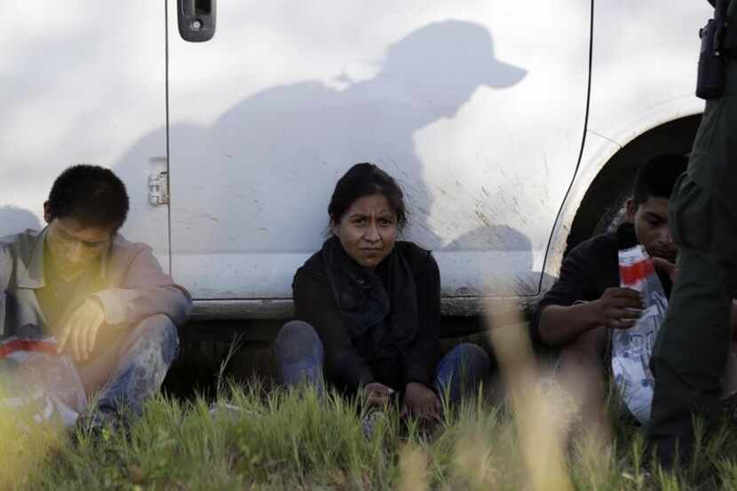 Un grupo de inmigrantes es detenido en el Rio Brande, cerca de Granjeno, Texas. (AP/ERIC GAY)
