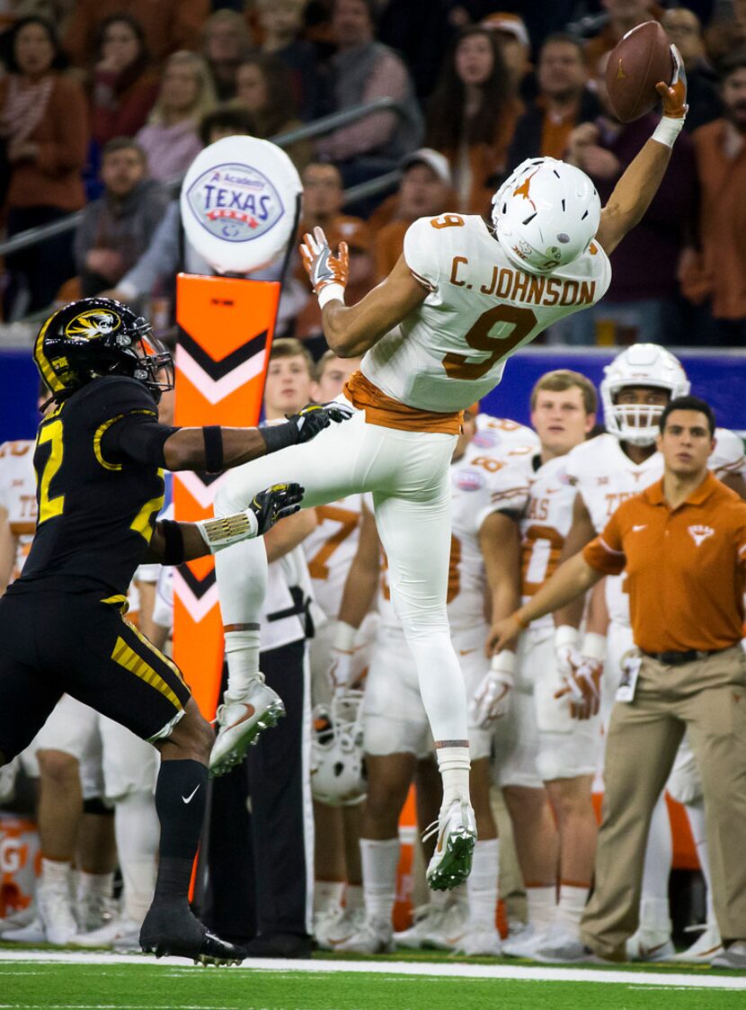 Texas wide receiver Collin Johnson (9) tries to make a one-handed catch as Missouri...