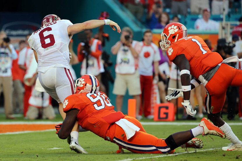 MIAMI GARDENS, FL - DECEMBER 31:  Baker Mayfield #6 of the Oklahoma Sooners is sacked by...