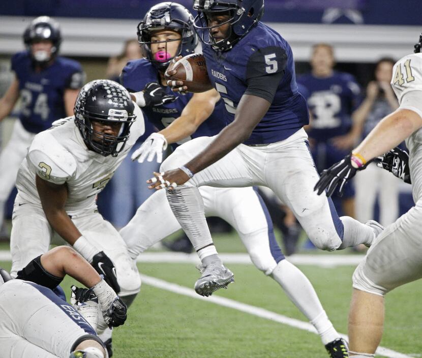 Wylie East's Eno Benjamin (5) runs the ball in for a touchdown in front of The Colony during...