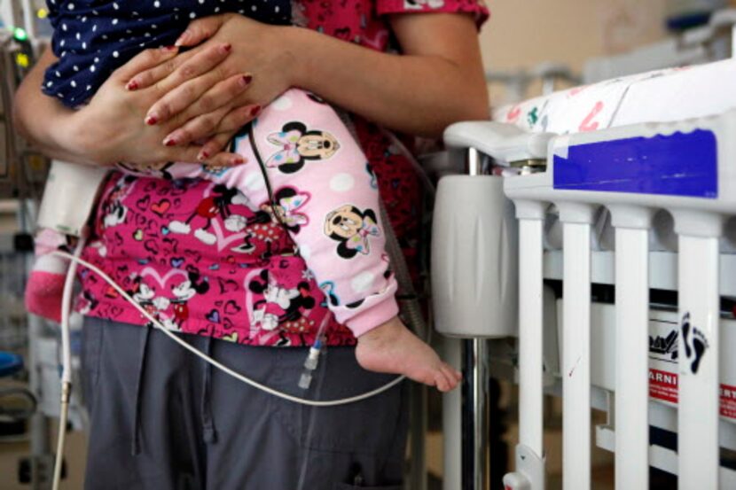 Ana García juega con Alissa en una habitación del Children’s Medical Center en Dallas. La...