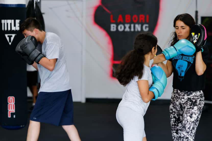 Amanda Álvarez entrena junto a Bri Flores y Eduardo Soto en una práctica de boxeo el 2 de...