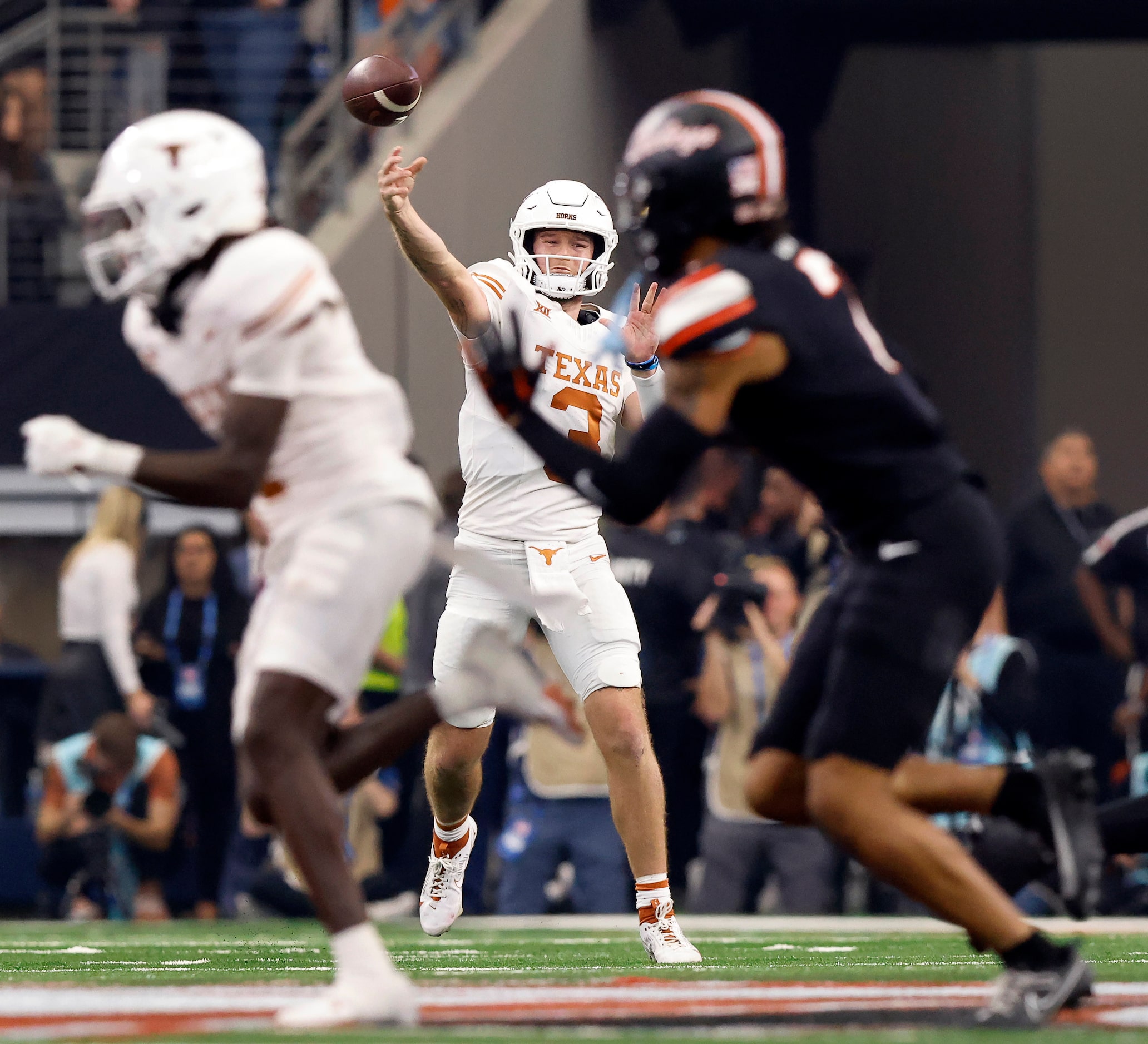 Texas Longhorns quarterback Quinn Ewers (3) throws a deep ball during the second quarter of...