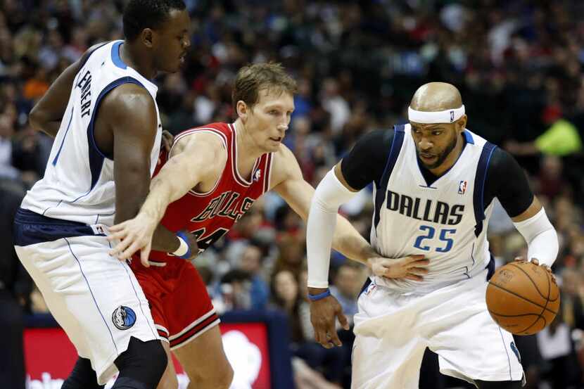 Dallas Mavericks shooting guard Vince Carter (25) drives past Chicago Bulls small forward...
