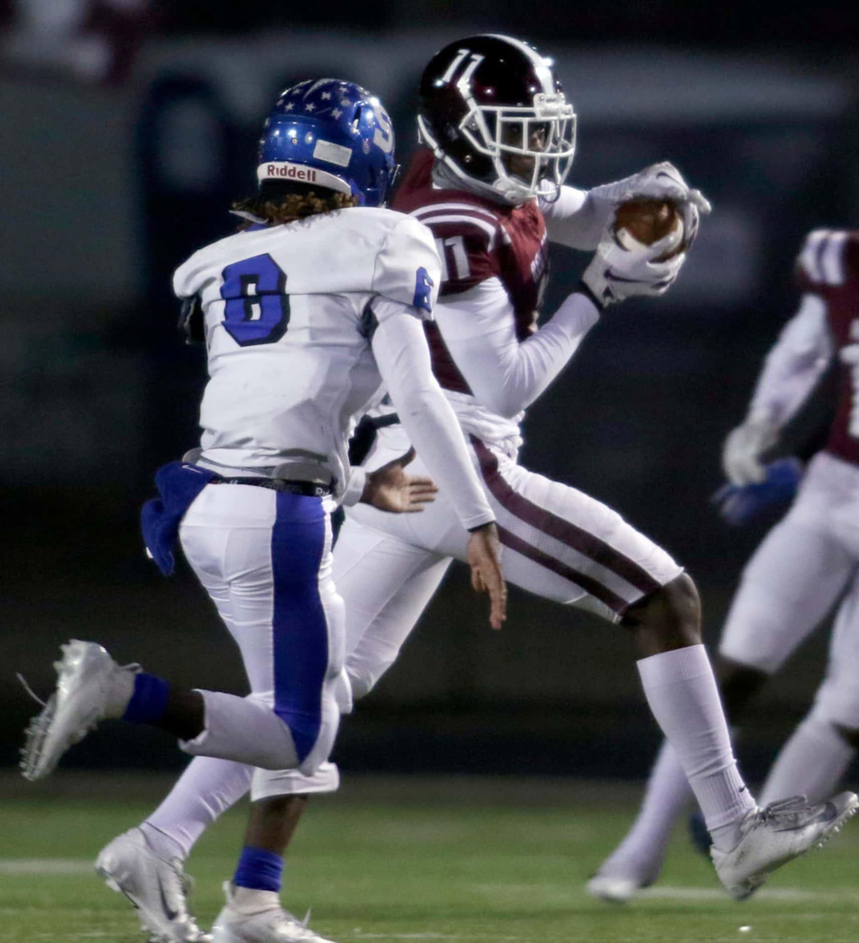 Red Oak receiver Demetric Chatman (11) pulls in a reception as Seagoville defensive back ...