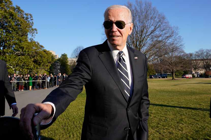 El presidente Joe Biden conversa con la prensa en el jardín sur de la Casa Blanca el lunes...