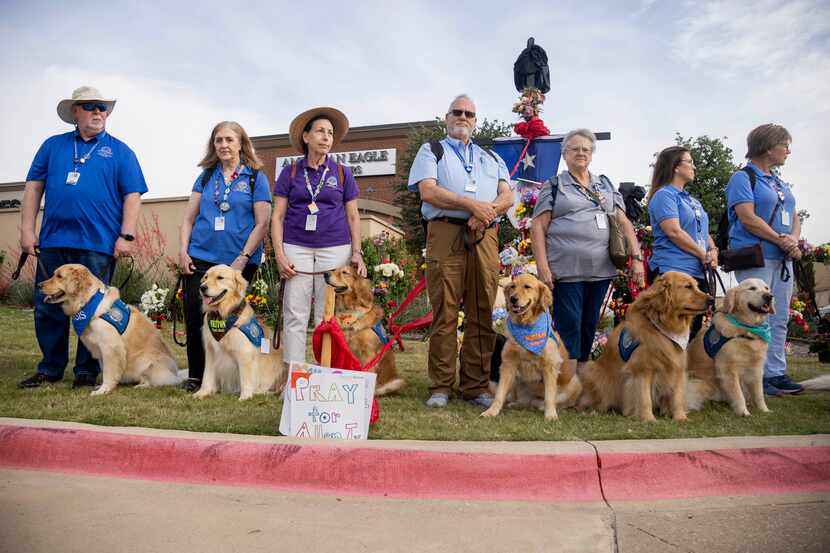 Voluntarios de Lutheran Church Charities llevaron el lunes perros de apoyo emocional al...