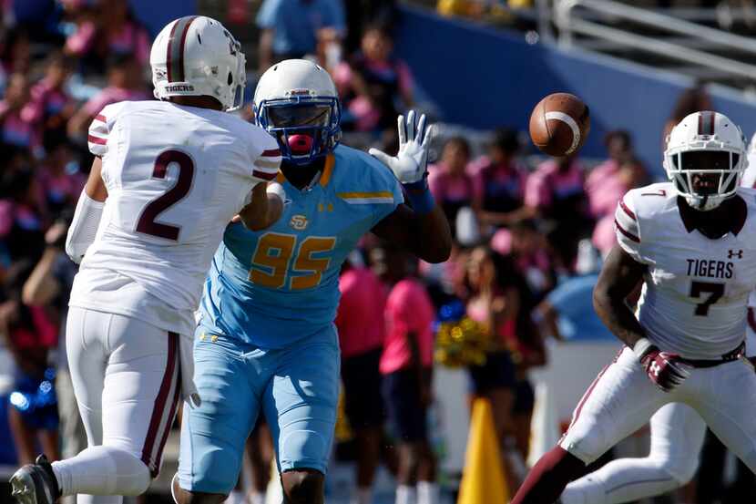 Texas Southern quarterback Devin Williams (2) delivers a sidearmed pass to running back Brad...