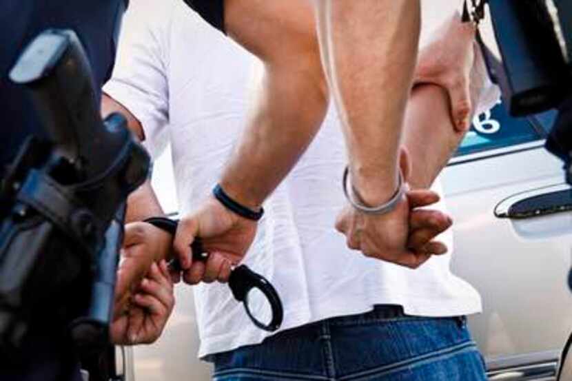 Unos agentes del Departamento de Policía de Dallas arrestaron a unos hombres que jugaban...
