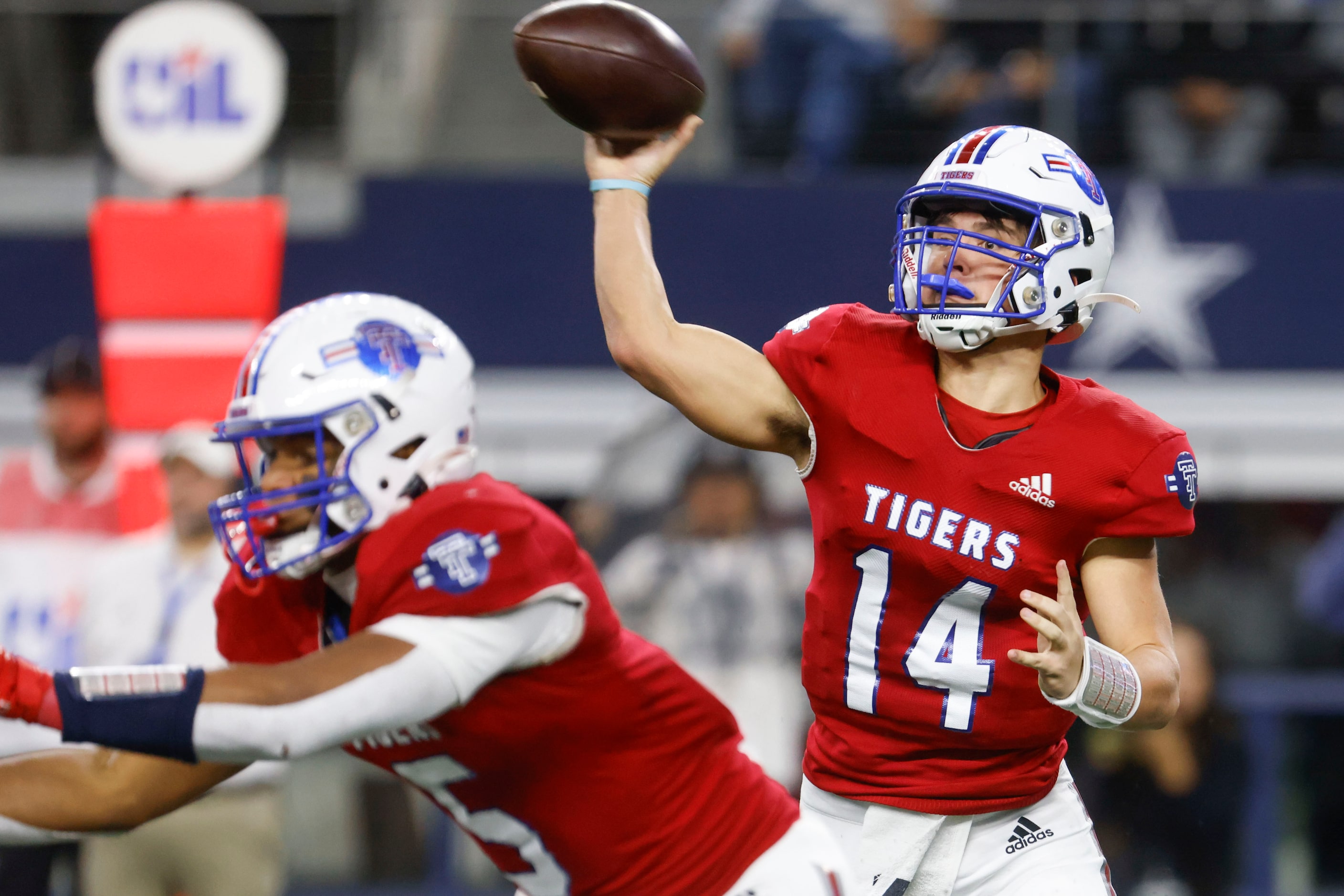 El Maton Tidehaven QB Kevin Rickaway throws against Gunter High School during the first half...