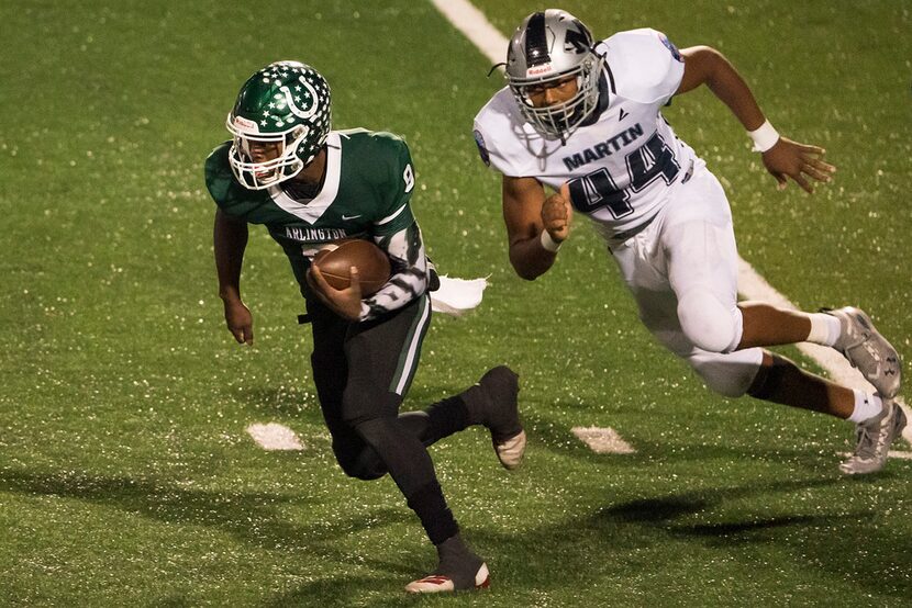 Arlington Martin defensive lineman Ernest Cooper IV chases down Arlington quarterback Kris...