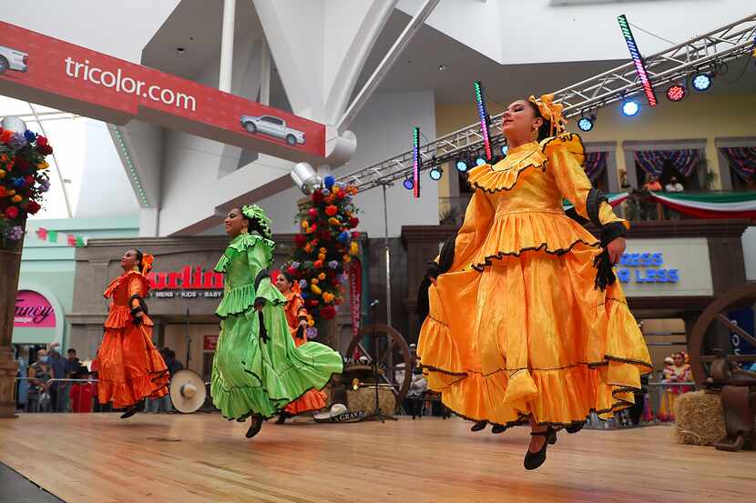 El baile folklórico llenó de colorido a la celebración de El Grito en Fort Worth.