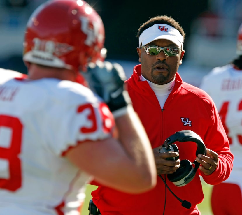 ORG XMIT: *S0425257572* Houston #39 Roisean Haynes listesn to head coach Kevin Sumlin as he...