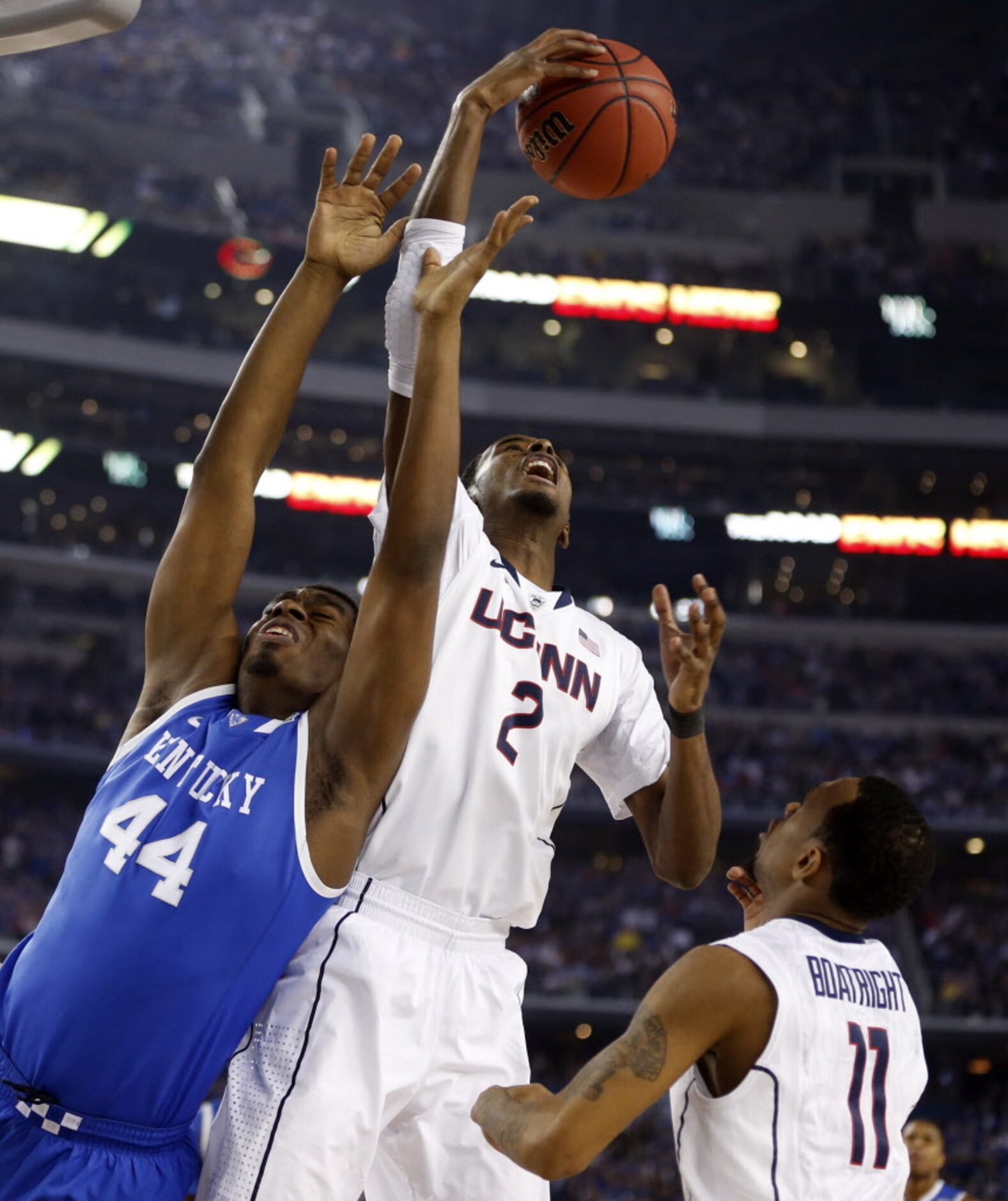 Kentucky Wildcats center Dakari Johnson (44) loses control of the ball to Connecticut...