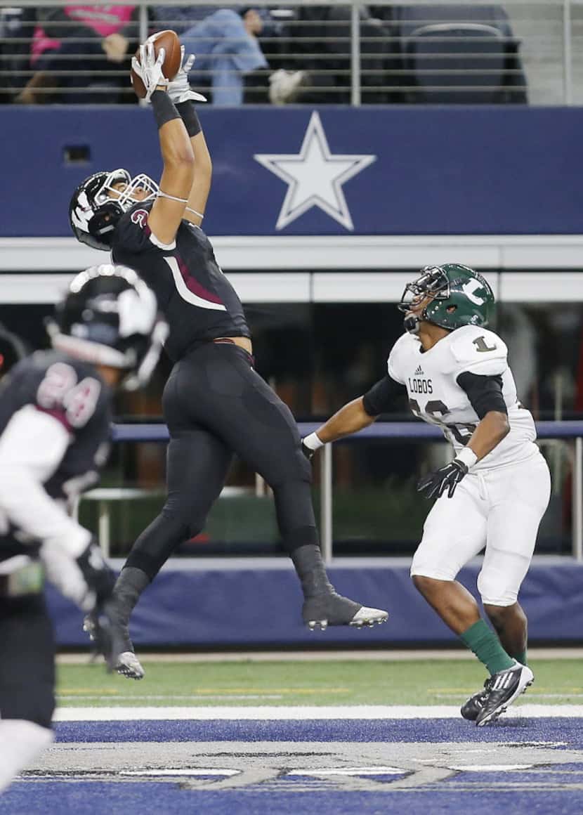 Wylie senior wide receiver Jordan Whaley (2) catches a pass for a touchdown as Longview...