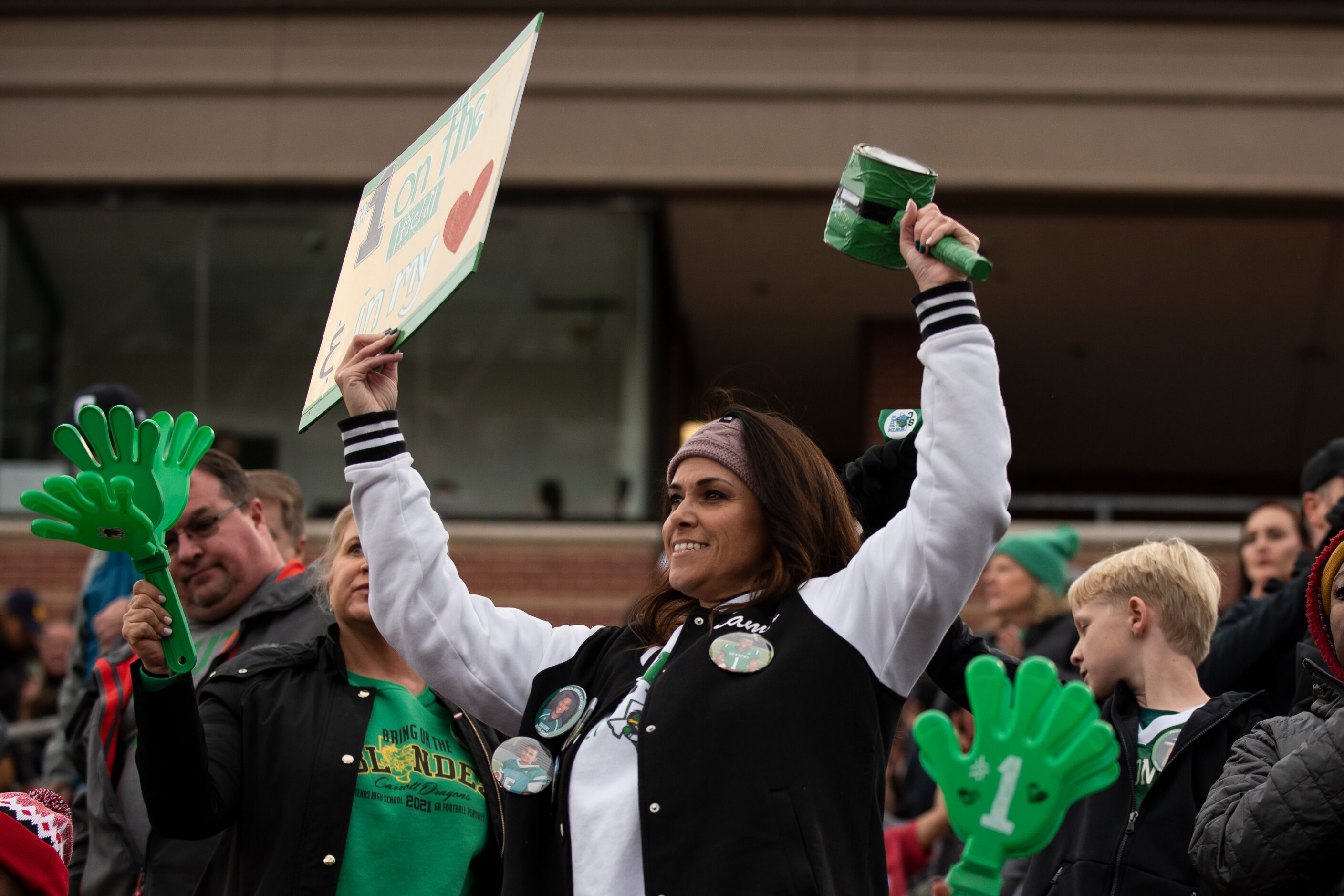 Miranda Jones cheers on her son, Avyonne Jones (1) during the Class 6A Division I Region I...