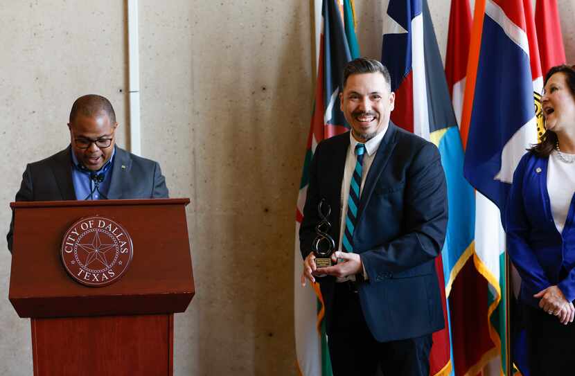El alcalde Eric Johnson habla sobre el primer poeta laureado de Dallas, Joaquín Zihuatanejo,...
