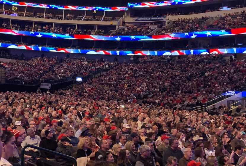 Una multitud se congregó en Dallas para ver al expresidente Donald Trump el domingo 19 de...