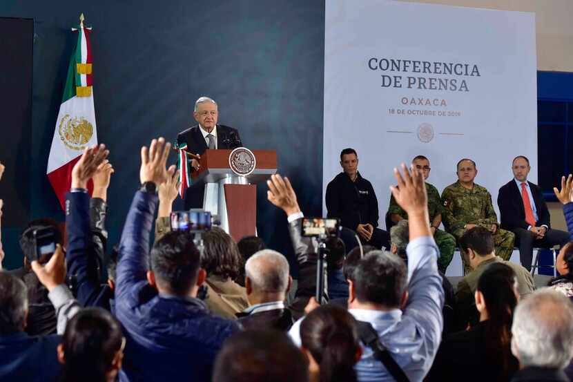 En esta foto provista por la Oficina de Prensa de la Presidencia de México, el presidente...